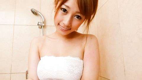 頭飾綾瀨在浴缸里給日本口交