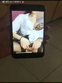 胸大腰细的网红美女鹿少女在家性欲难耐和男友手机视频勾引他,在椅子上被操的大叫：小骚逼好爽,大鸡巴操死我!