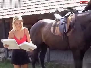 金髮在動物症的場景中沿馬提供裸體