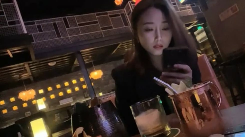 帅哥酒吧钓了个颜值超高的美女,带回酒店灌酒让她喝多趁机上了她-api