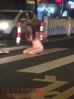 最新門事件醉酒女半夜脫光光在馬路中間模擬性交被路過的司機按喇叭圍觀喝彩